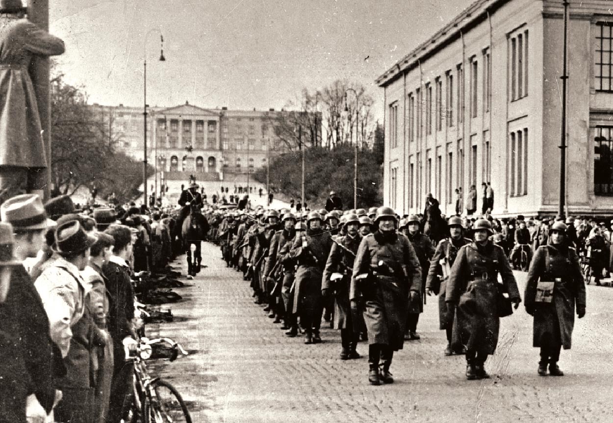 Tyske tropper marsjerer på Karl Johan Tyske tropper marsjerer på Karl Johan